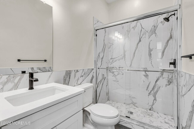 Building Photo - 527 Bangs Ave