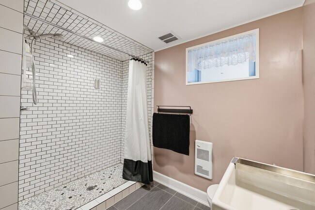 Building Photo - Fully Furnished Family Home in Glendale, NY