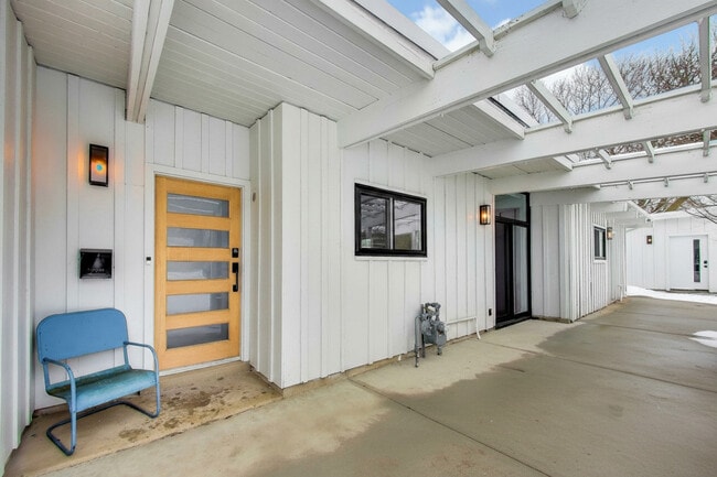 Building Photo - 2649 N Crawford Ave