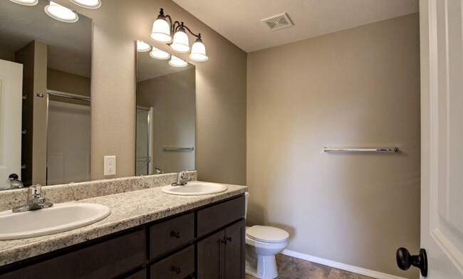 Building Photo - Beautiful 4 Bedroom Rental Home with fully fenced yard!