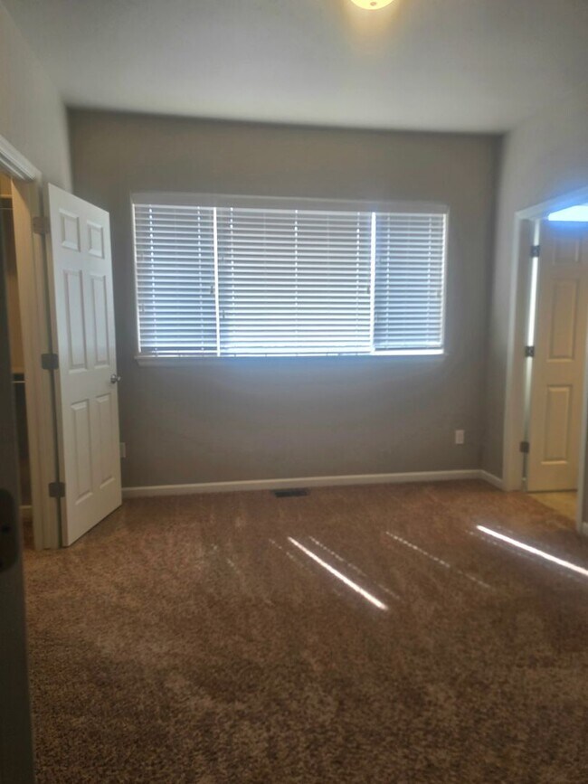 Building Photo - 1558 Poplar Dr
