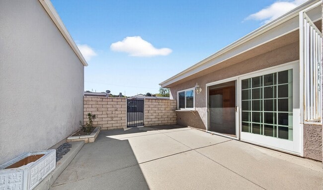 Building Photo - Updated and Move-In Ready!