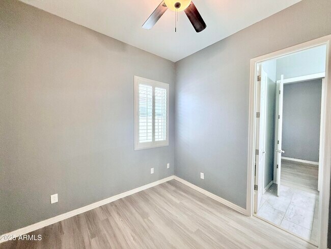 Building Photo - 980 E Knightsbridge Way