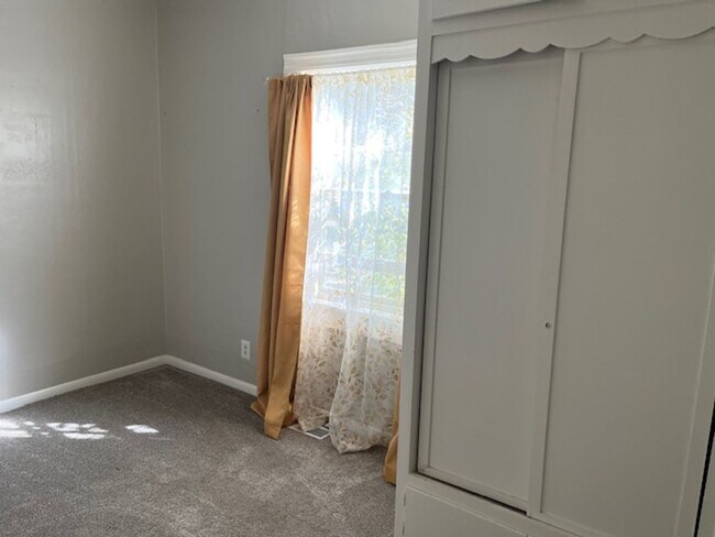 Building Photo - Old Town Updated 3 bed home w detached garage