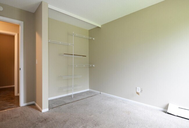 Building Photo - Spacious 3-Bed 1-Bath Condo For Rent in Ea...