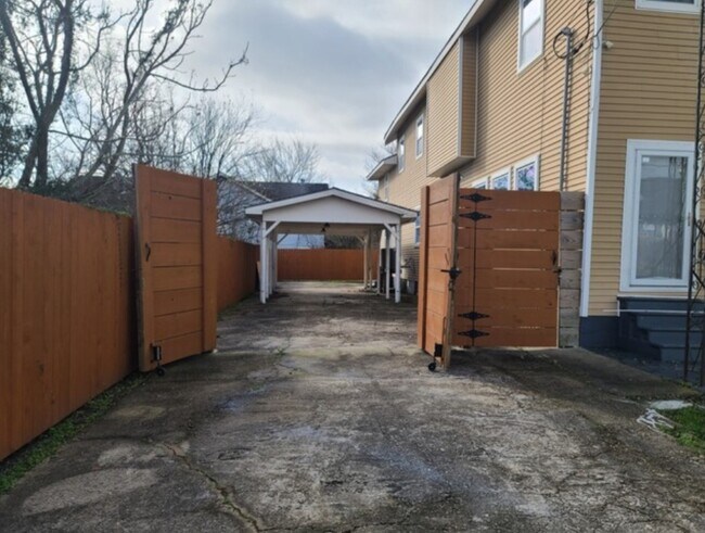 Building Photo - 2616 N Galvez St