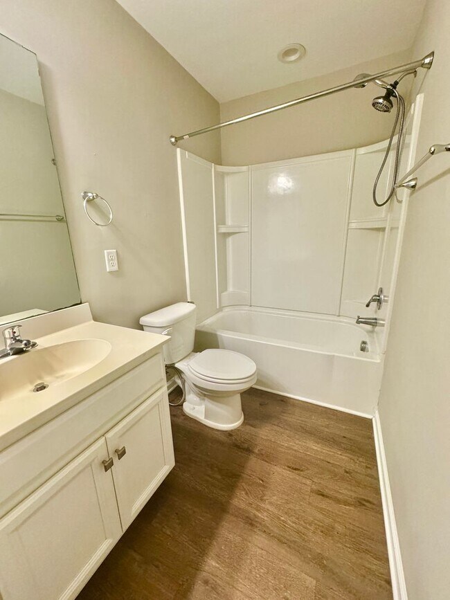 Building Photo - 3 Bed 2 Bath Townhome Located in Cokers Commons in Goose Creek!