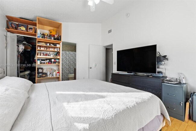 Building Photo - 6235 SW Kendale Lakes Cir