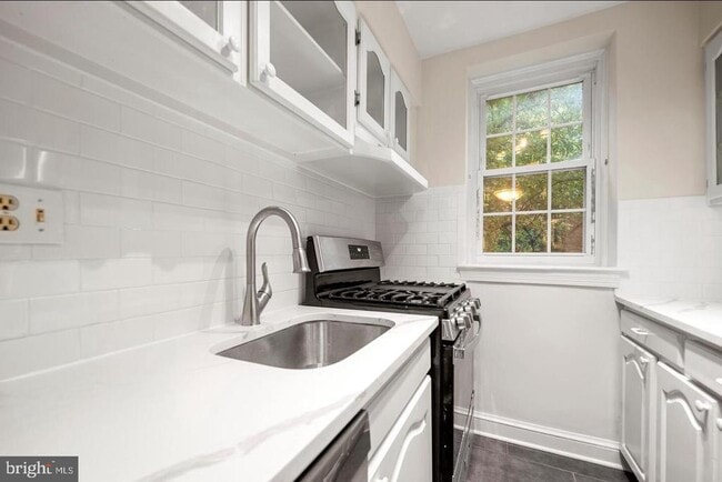 Building Photo - 30 S Old Glebe Rd