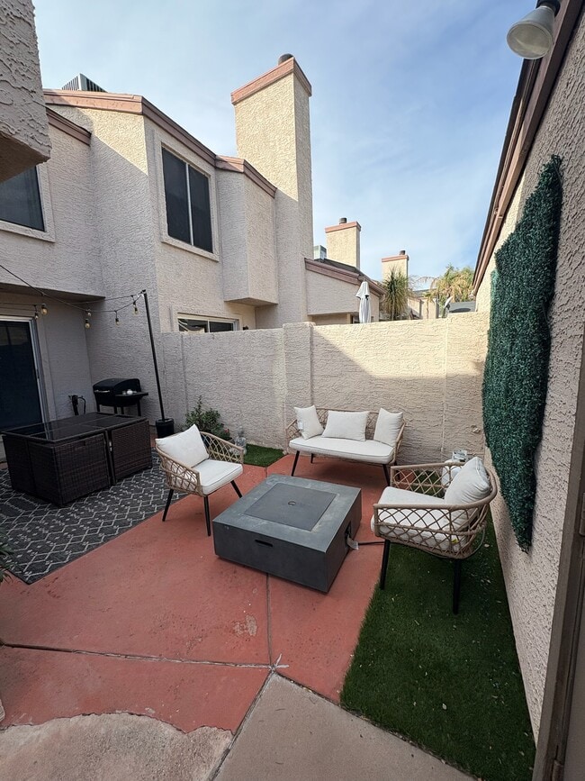 Patio connecting kitchen and living room - 3315 E Kelton Ln