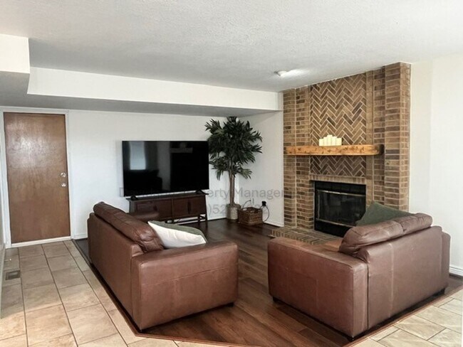 Building Photo - Inviting 3 Bedroom House Near Cottonwood Creek Park