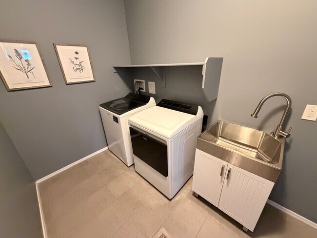 Building Photo - 2 Bed 2 Bath + Den Long-Term Rental in Anthem at Merrill Ranch!