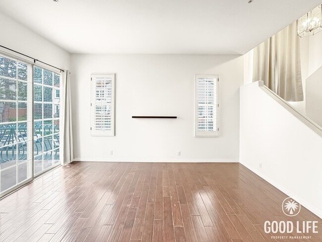 Building Photo - Bright 2Bd/2.5Ba End Unit w/Water/Sewer/Trash Included In Prestigious Tustin Community!