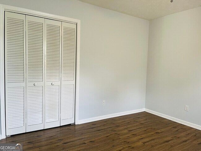 Building Photo - 104 Peachtree Ct