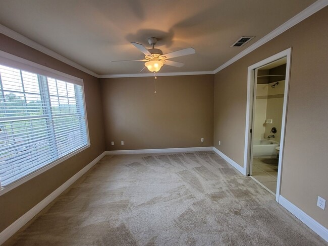 Building Photo - Upscale 3/3 town home in University Green ...