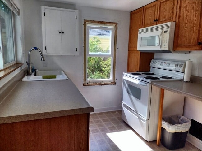 Kitchen. Window is being replaced. - 1837 Sheridan St