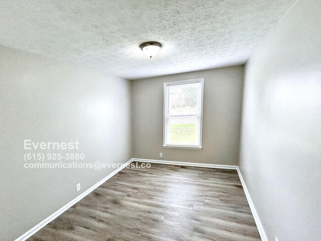 Building Photo - Inviting 3-Bedroom Home with Fenced Yard a...