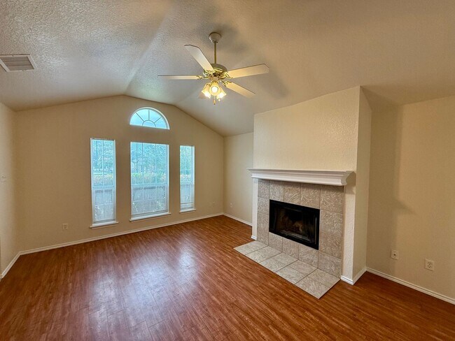 Building Photo - Beautiful 3 bedroom, 2 bathroom home in th...