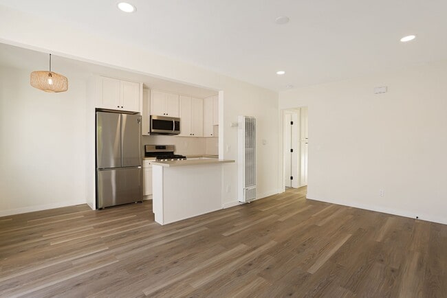 Building Photo - Completely remodeled 2 bd/1ba in charming ...