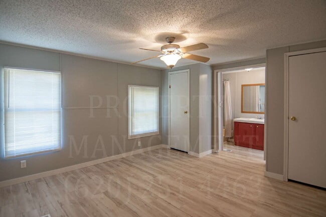 Building Photo - 2-Bedroom with 2 Full Baths in Coffeyville!