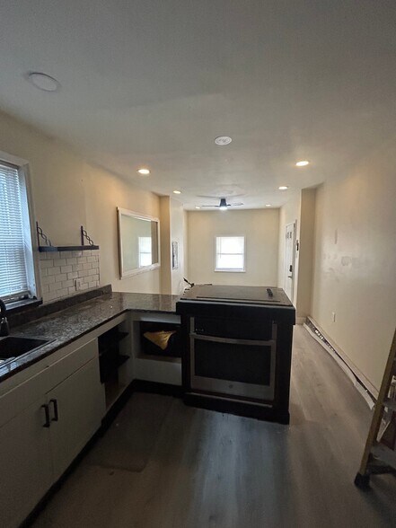 Building Photo - 210 W 5th St