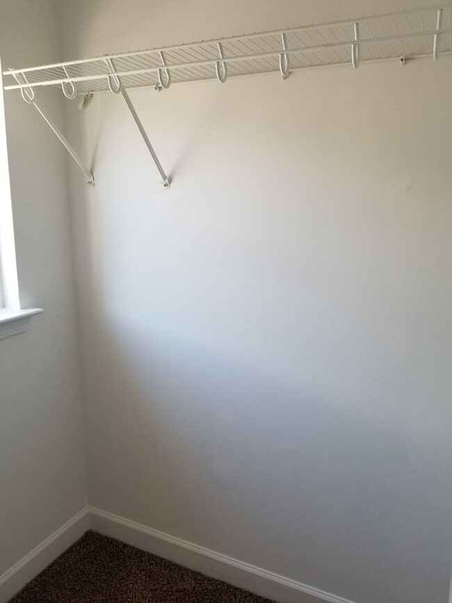 Building Photo - Move in ready close to airport BNA and I40