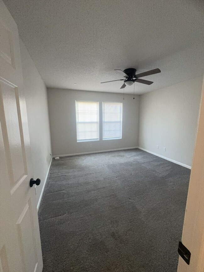 Building Photo - Beautiful 3 Bedroom, 2 Bath Available Now!