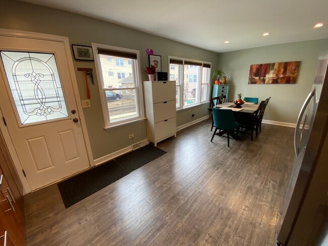 Building Photo - 5526 W Windsor Ave