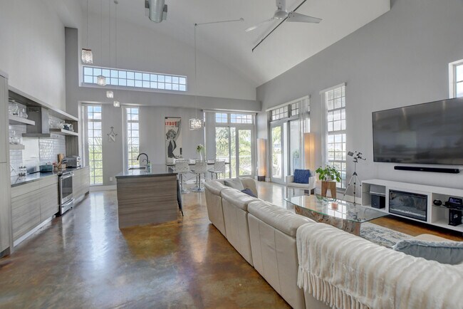 Building Photo - 185 NE 4th Ave