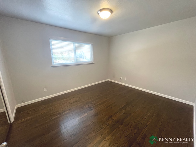 Building Photo - Two Bedroom Unit in Duplex with Garage Space and Washer and Dryer