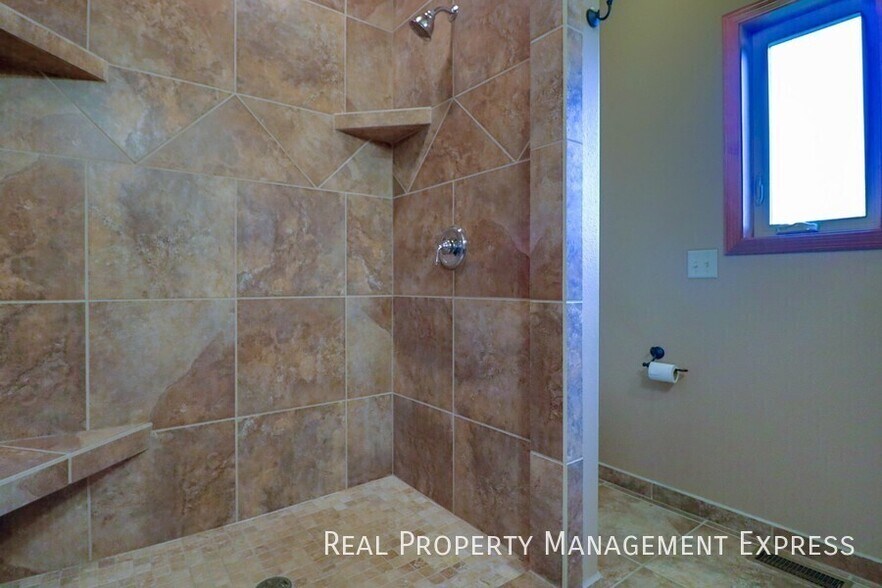 Building Photo - 7905 S Grass Creek Dr