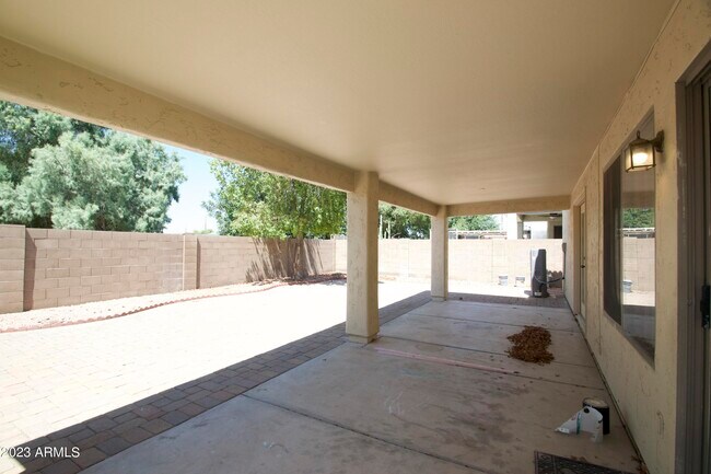 Building Photo - 2724 W Lamar Rd