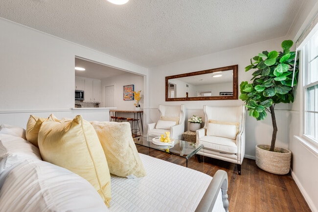 Building Photo - 202 Pine St