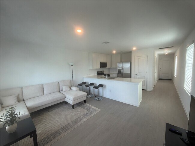 Building Photo - 930 Pertuso Ln
