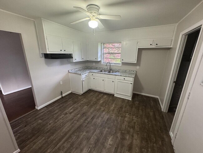 Building Photo - Updated 3 bed/2 bath with Carport