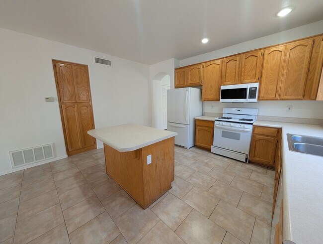 Building Photo - 3 Bedroom 2 Bathroom in Executive Palms Su...
