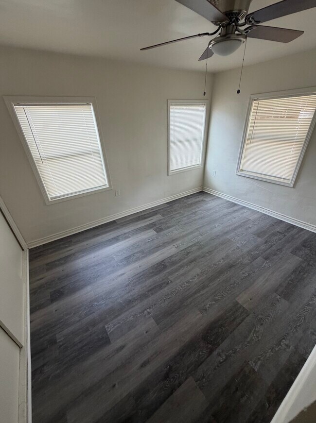 Building Photo - 818 E Rte 66