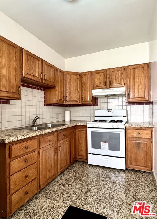 Building Photo - 121 N Swall Dr