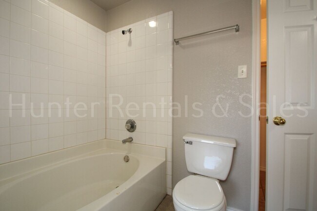 Building Photo - Modern Comforts & Great Location – Elms Ru...