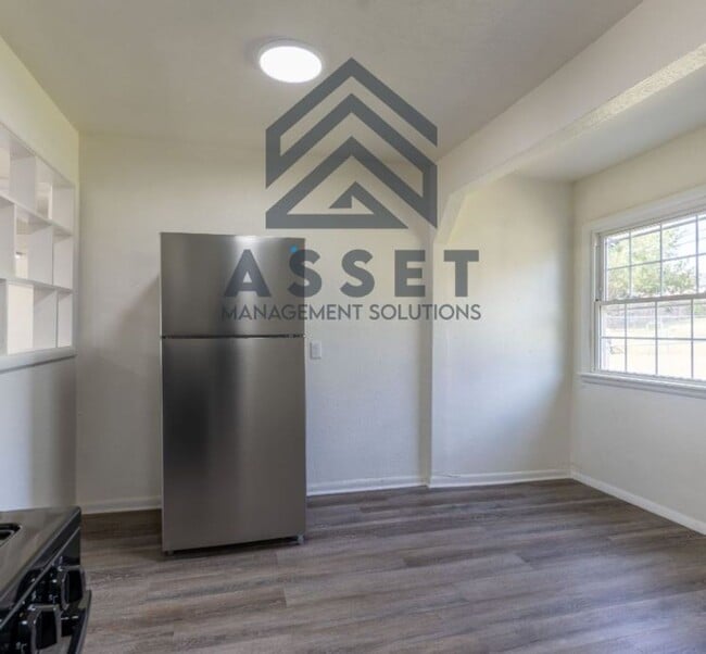 Building Photo - 3-Bedroom Available!