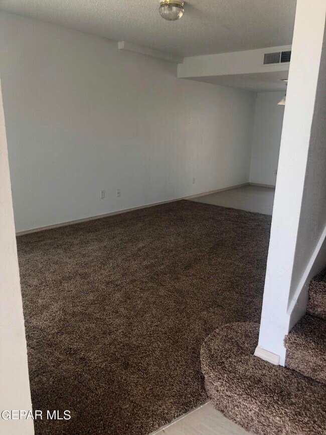 Building Photo - 409 Valle Fertil Dr