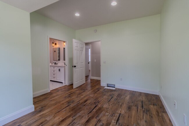 Building Photo - Contemporary Comfort and Versatility in a ...