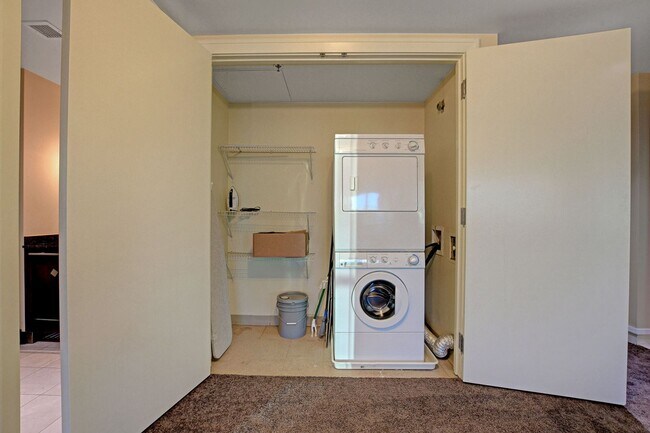 Building Photo - Sky 607-Stunning 2Bd/2Ba Residence