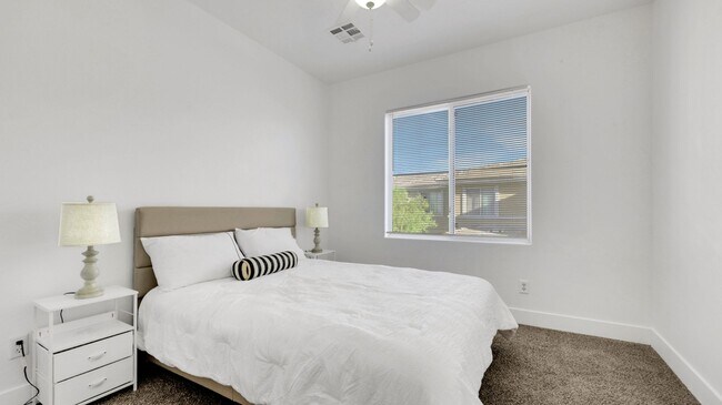 Building Photo - AMAZING COMPLETELY REMODELED CONDO IN SUMM...