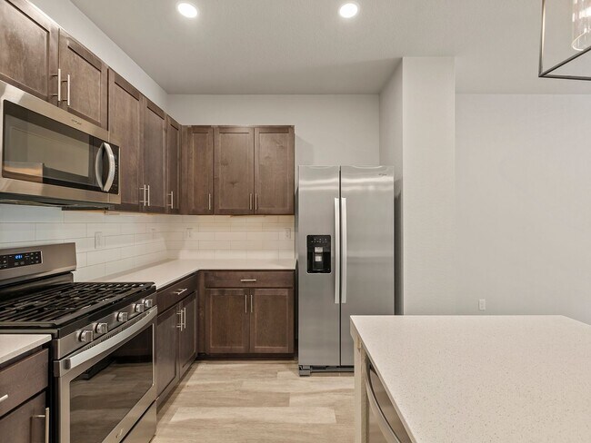 Building Photo - Beautiful 3 Bed 2.5 Bath Townhome in North East Fort Collins!