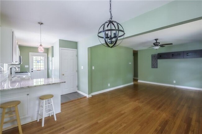 Building Photo - 564 Parker Ave