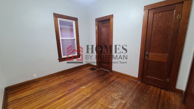Building Photo - Two Bedroom House | Front Porch | Detached...