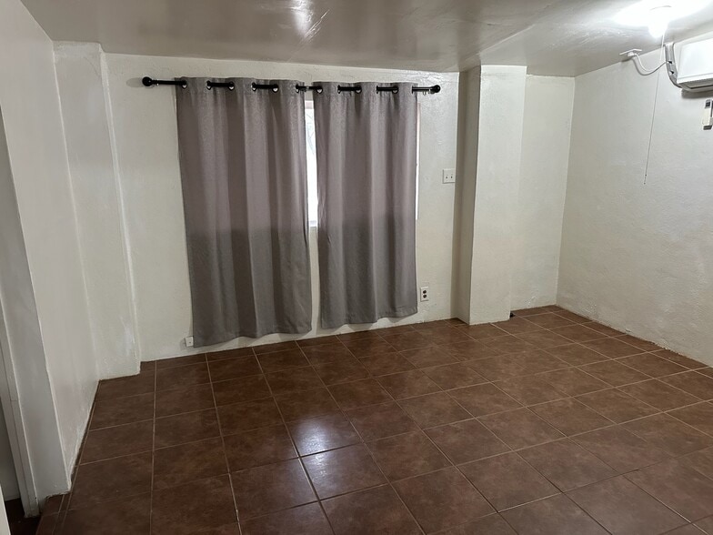 Building Photo - 651 N Goodman St