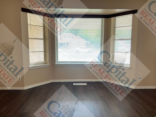 Building Photo - Charming 3 Bedroom