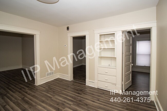 Building Photo - Charming and Spacious 2BR Upper Unit in Cl...